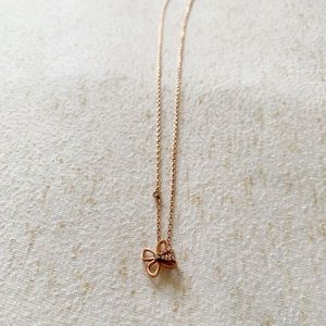 Rose gold delicate necklace.